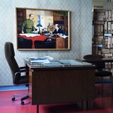 Ein Raum mit Schreibtisch, Bürostuhl und Bücherregal