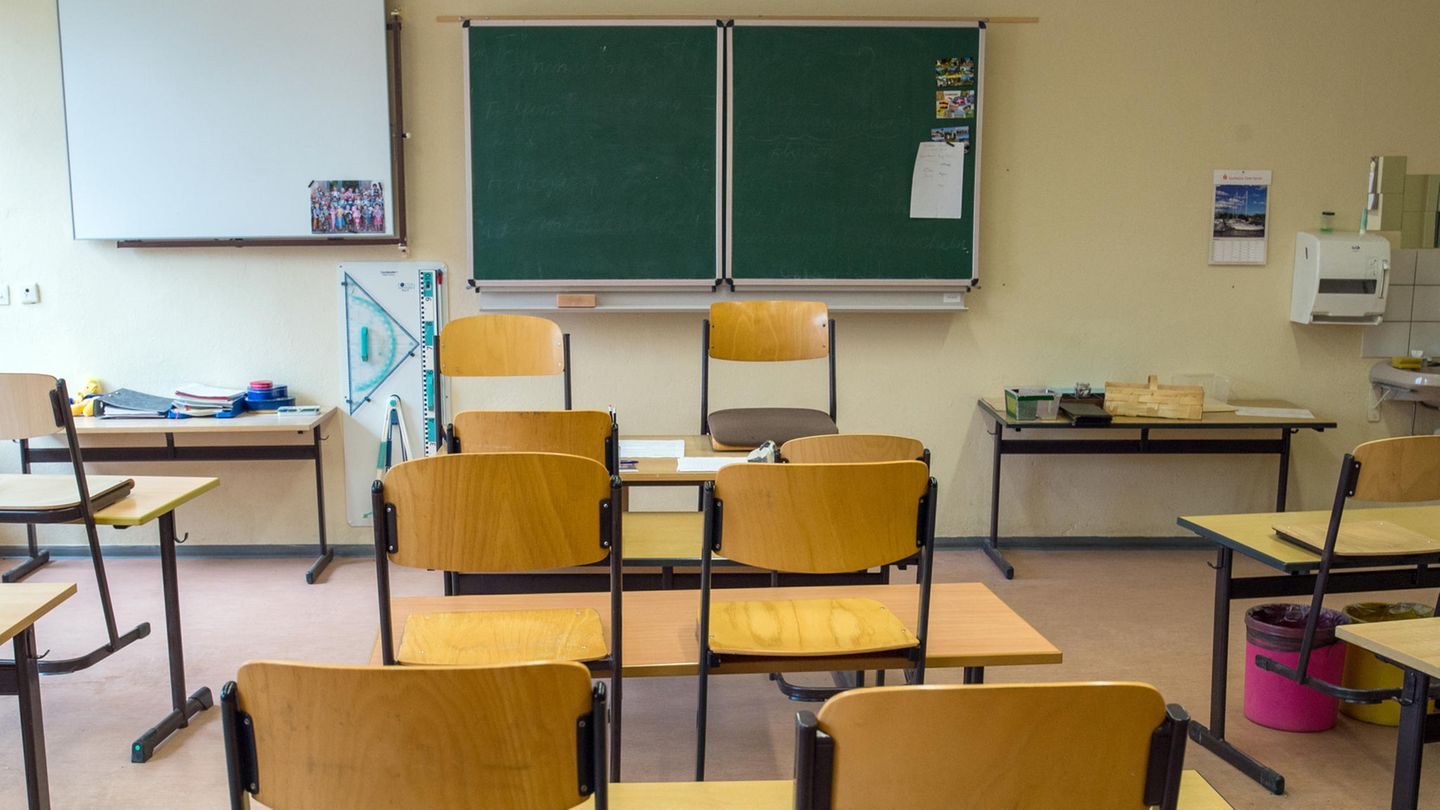 Ein leerer Klassenraum