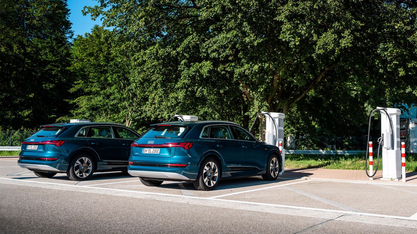 Ein Audi E-Tron Quattro an der Ladestation
