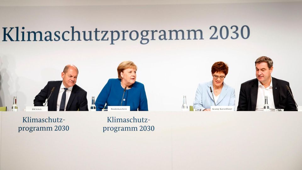 CO2-Preis, Verkehr, Heizungen: Olaf Scholz (SPD), Angela Merkel (CDU), Annegret Kramp-Karrenbauer (CDU) und Markus Söder (CSU) bei der Pressekonferenz zum Klimaschutzprogramm 2030. Olaf Scholz (SPD), Angela Merkel (CDU), Annegret Kramp-Karrenbauer (CDU) und Markus Söder (CSU) bei der Pressekonferenz zum Klimaschutzprogramm 2030.