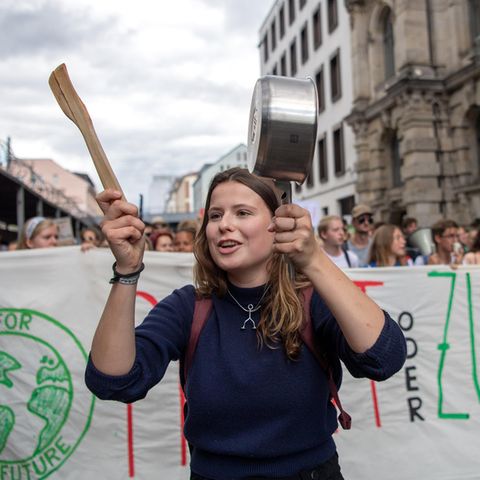 Klimaaktivistin Luisa Neubauer geht zusammen mit den Teilnehmer der Klimademonstration "Fridays for Future"