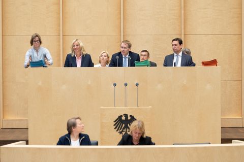 Daniel Günther (Mitte, CDU), Ministerpräsident von Schleswig-Holstein und Bundesratspräsident, eröffnet die Bundesratssitzung. Neben ihm sitzen Staatssekretärin Ute Rettler, Direktorin des Bundesrates, und Georg Eisenreich (CSU), Justizminister in Bayern.
