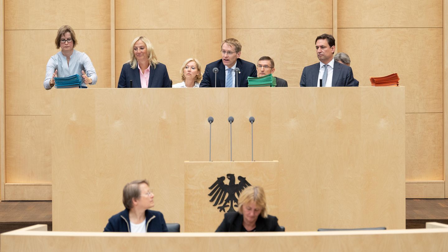 Daniel Günther (Mitte, CDU), Ministerpräsident von Schleswig-Holstein und Bundesratspräsident, eröffnet die Bundesratssitzung. Neben ihm sitzen Staatssekretärin Ute Rettler, Direktorin des Bundesrates, und Georg Eisenreich (CSU), Justizminister in Bayern.