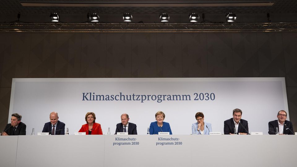 Die GroKo verkündet das Klimapaket: "Die Maßnahmen werden niemals ausreichen, um die Klimaschutzziel für 2030 zu erreichen." Die GroKo verkündet das Klimapaket: "Die Maßnahmen werden niemals ausreichen, um die Klimaschutzziel für 2030 zu erreichen."