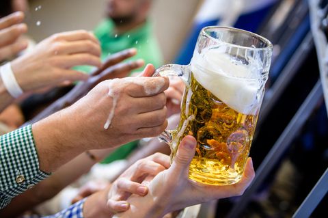 Die Krüge hoch (Symbolfoto)