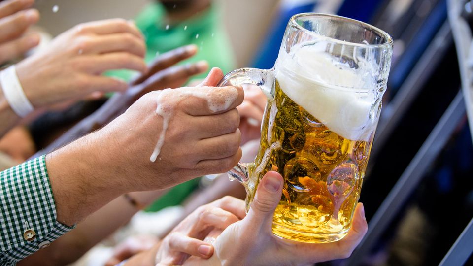 O'zapft is: Die Krüge hoch (Symbolfoto) Die Krüge hoch (Symbolfoto)