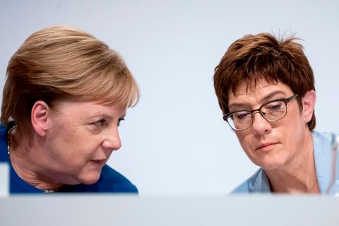 Angela Merkel und Annegret Kramp-Karrenbauer bei einer Pressekonferenz in Berlin