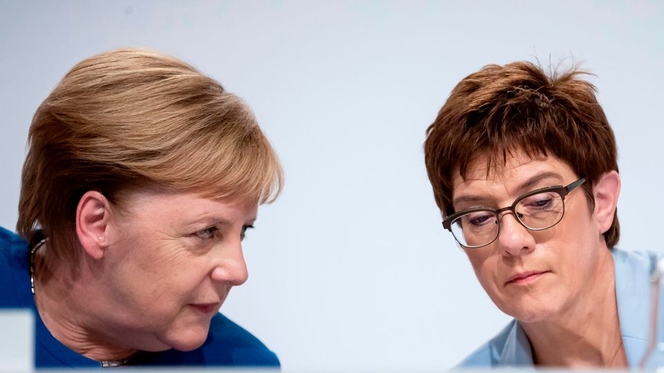 Angela Merkel und Annegret Kramp-Karrenbauer bei einer Pressekonferenz in Berlin