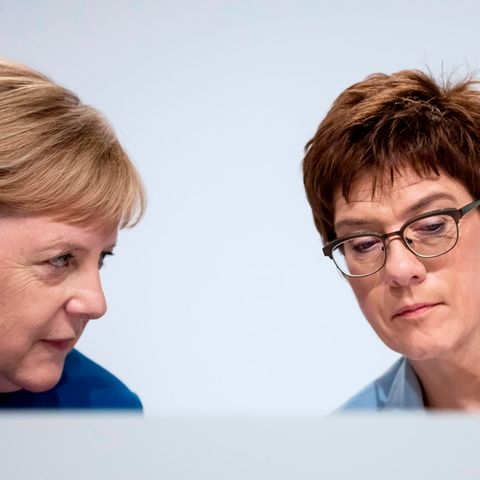 Angela Merkel und Annegret Kramp-Karrenbauer bei einer Pressekonferenz in Berlin