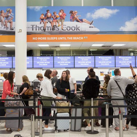 London: Check-In-Schalter des britischen Reisekonzerns Thomas Cook
