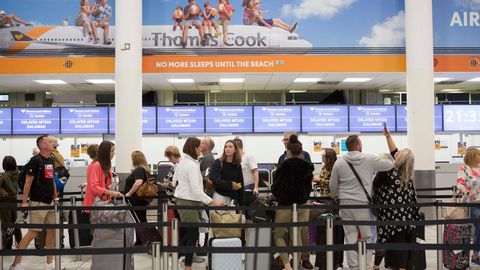 London: Check-In-Schalter des britischen Reisekonzerns Thomas Cook