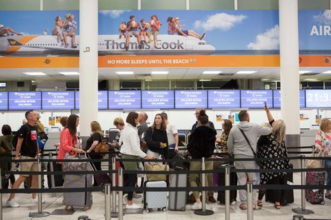 London: Check-In-Schalter des britischen Reisekonzerns Thomas Cook