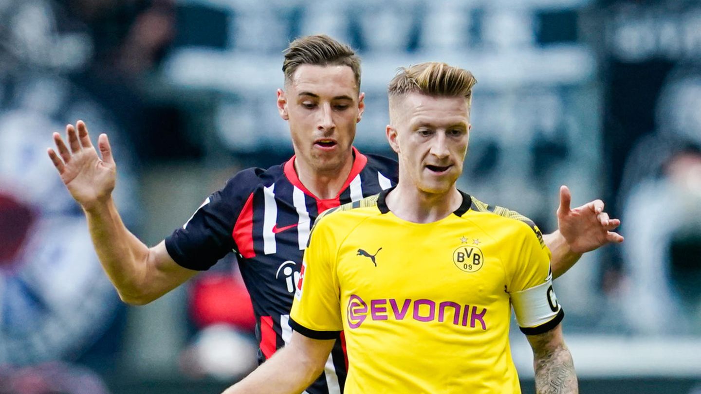Marco Reus (vorne) schirmt im gelben BVB-Trikot den Ball gegen Eintracht Frankfurts Dominik Kohr ab