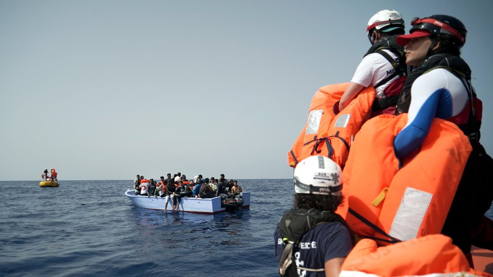 Seenotretter der SOS Mediterranee halten Rettungswesten für die in Seenot geratenen Migranten bereit.