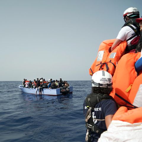 Seenotretter der SOS Mediterranee halten Rettungswesten für die in Seenot geratenen Migranten bereit.