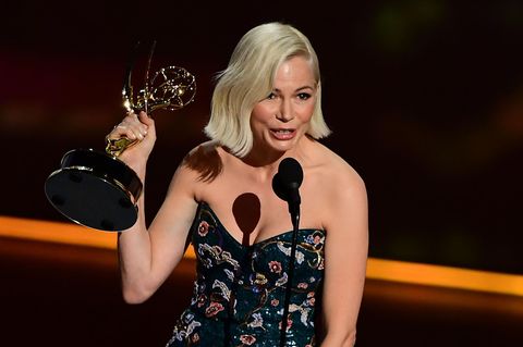 Michelle Williams hält ihren Emmy und spricht ins Mikrofon