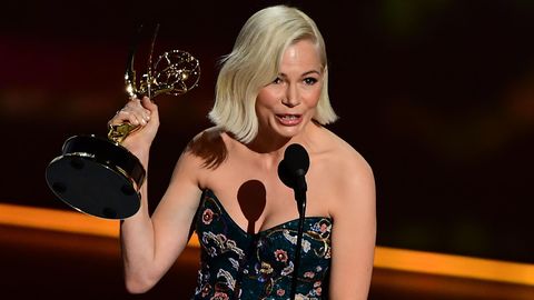 Michelle Williams hält ihren Emmy und spricht ins Mikrofon