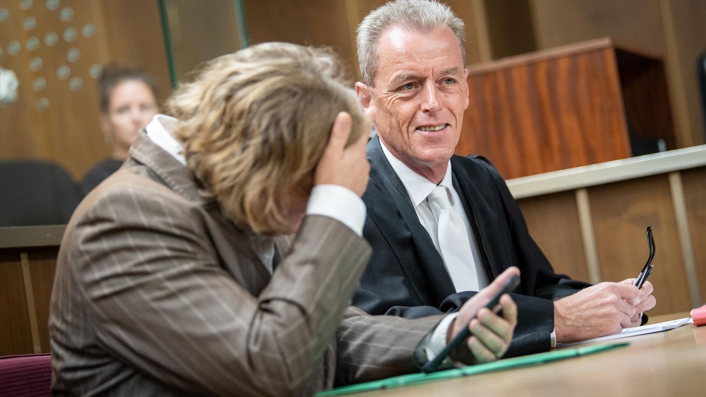 Die Angeklagte sitzt vor Prozessbeginn mit ihrem Rechtsbeistand Helmut Wöhler im Gerichtssaal. 