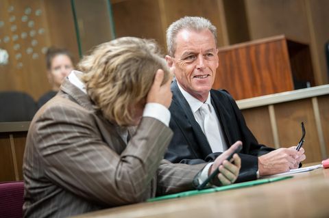 Die Angeklagte sitzt vor Prozessbeginn mit ihrem Rechtsbeistand Helmut Wöhler im Gerichtssaal. 