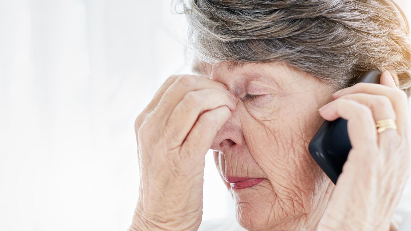 Seniorin am Telefon