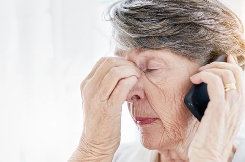 Seniorin am Telefon