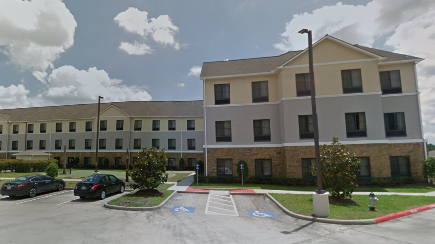 Dieses Hotel (abgebildet bei Google Street View) war über mehrere Stunden durch eine Flut von der Außenwelt abgeschnitten