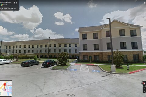 Dieses Hotel (abgebildet bei Google Street View) war über mehrere Stunden durch eine Flut von der Außenwelt abgeschnitten