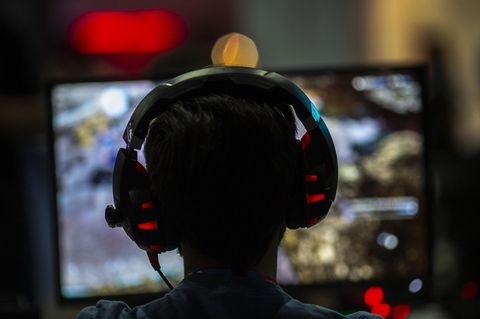 Ein Gamer beim Zocken. Steam muss den Weiterverkauf von Spielen künftig erlauben (Symbolfoto)
