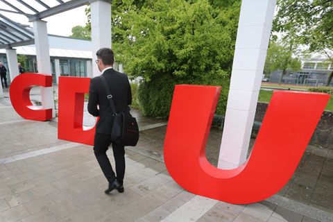 Mann von hinten vor dem Schriftzug der CDU