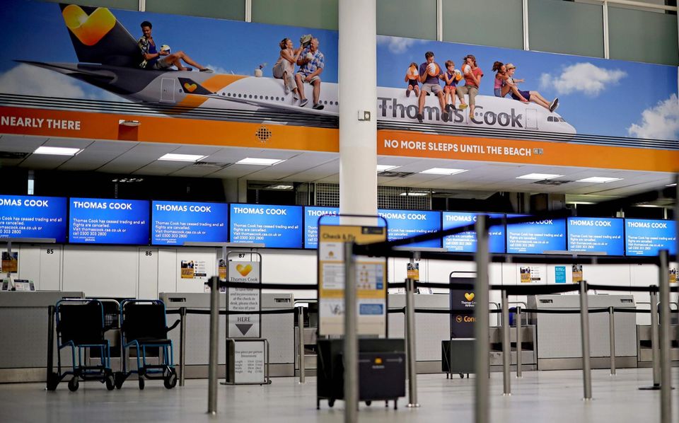Nichts geht mehr am 23. September: Die unbesetzten Schalter von Thomas Cook im South Terminal von London-Gatwick