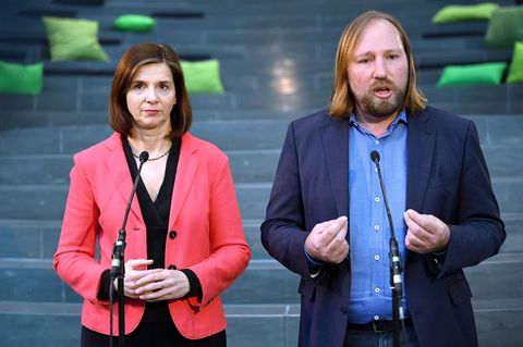 Die Fraktionsvorsitzenden im Bundestag von Bündnis 90/Die Grünen, Katrin Göring-Eckardt und Anton Hofreiter, sprechen zu Journalisten.  