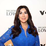 Eigentlich wollte Judith Williams als Opern-Star Karriere machen. Doch eine schwere Erkrankung zwang sie zum Neustart. Also verkaufte sie in einem Fitness-Center Getränke. Und entdeckte dort ihr Verkaufstalent. Heute sagt sie über die Zeit: "Jeder erfolgreiche Mensch hat auch einmal unten angefangen und Durststrecken überwunden. Das ist Teil des Lebens. Und das ist gut so."