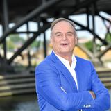 Georg Kofler arbeitete schon früh fürs eigene Geld. "Mit 14 Jahren drei Monate in den Sommerferien als Tellerwäscher im Hotel Aurora, in dem schönen Urlaubsort La Villa in der Südtiroler Val Badia", so Kofler zur "Bild". Darüber hinaus malochte er neben der Schule als Skilehrer und als Ofenwerker in einer Aluminiumhütte.