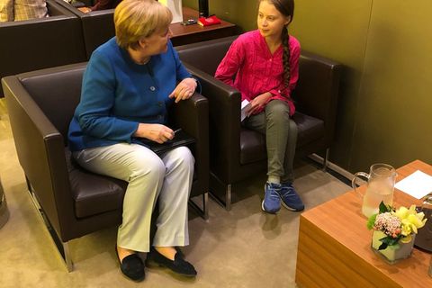Bundeskanzlerin Angela Merkel spricht am Rande der UN-Klimakonferenz mit Aktivistin Greta Thunberg