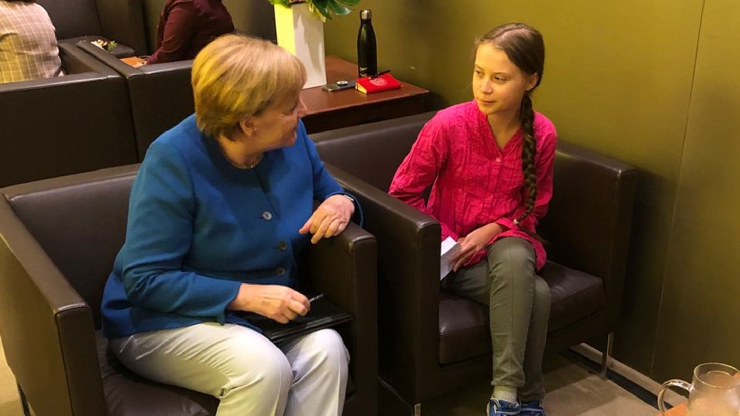 Bundeskanzlerin Angela Merkel spricht am Rande der UN-Klimakonferenz mit Aktivistin Greta Thunberg