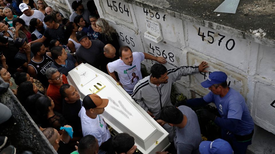 Gewaltspriale in Brasilien: Trauergäste tragen und begleiten den Sarg mit den sterblichen Überresten der Achtjährigen Ágatha Sales Felix. Trauergäste tragen und begleiten den Sarg mit den sterblichen Überresten der Achtjährigen Ágatha Sales Felix.