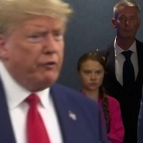 Greta Thunberg guckt Donald Trump ernst an.