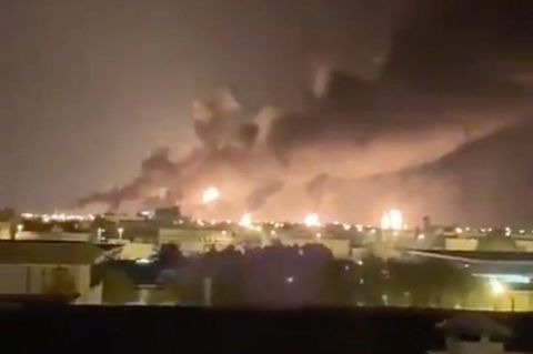 Die brennende Ölraffinerie in Abqaiq nach dem Raketen- und Drohnenangriff