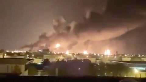 Die brennende Ölraffinerie in Abqaiq nach dem Raketen- und Drohnenangriff