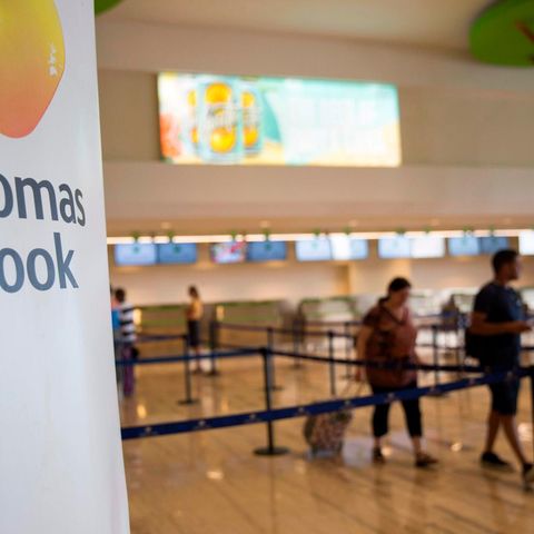 Thomas Cook - leere Schalter und Touristen, die Orientierung suchen