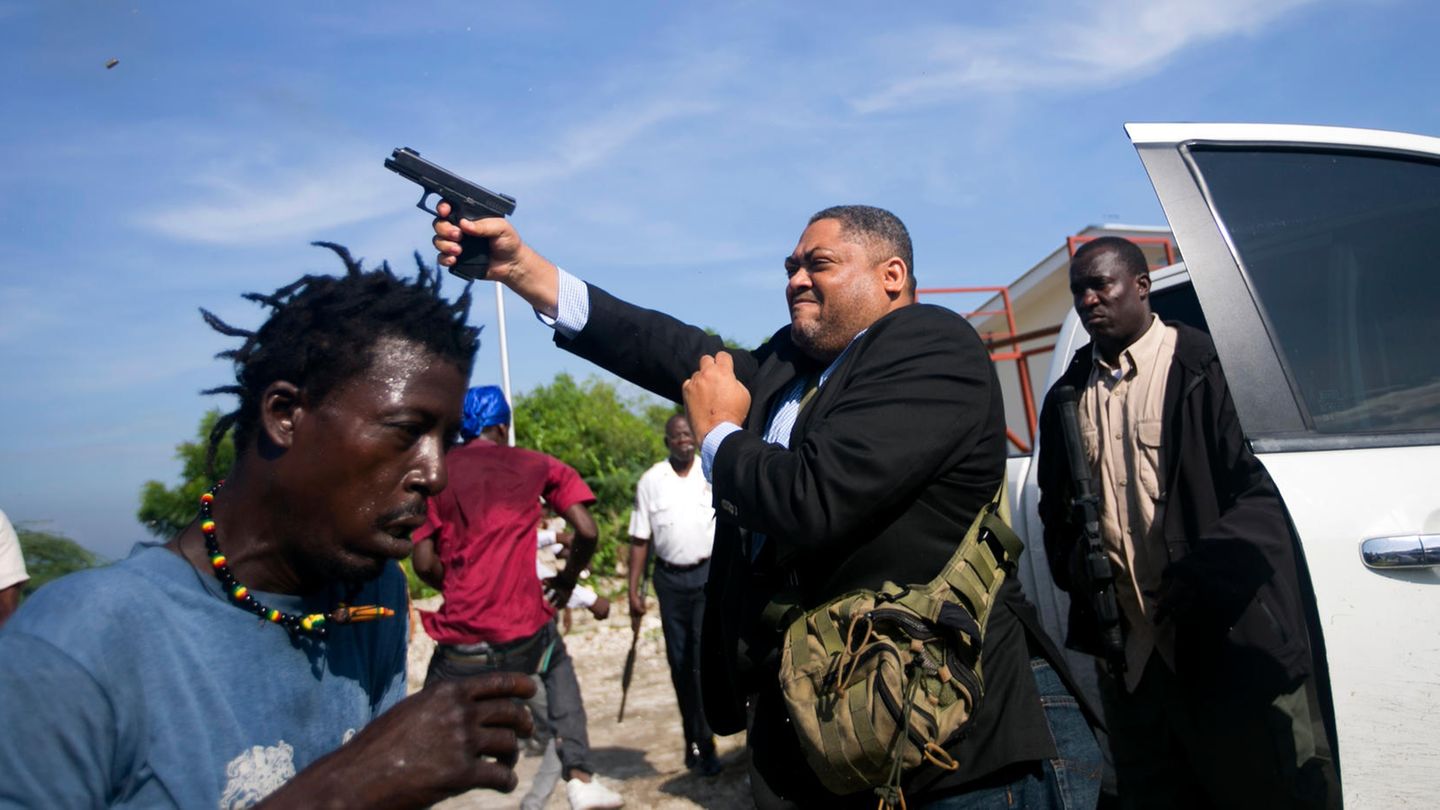 Ralph Fethiere, Senator der Opposition, feuert seine Waffe vor dem Parlament in Haiti ab