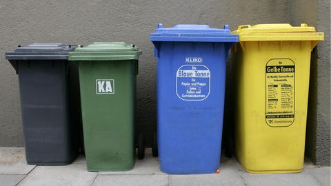 Mülltrennung - verschiedene Tonnen