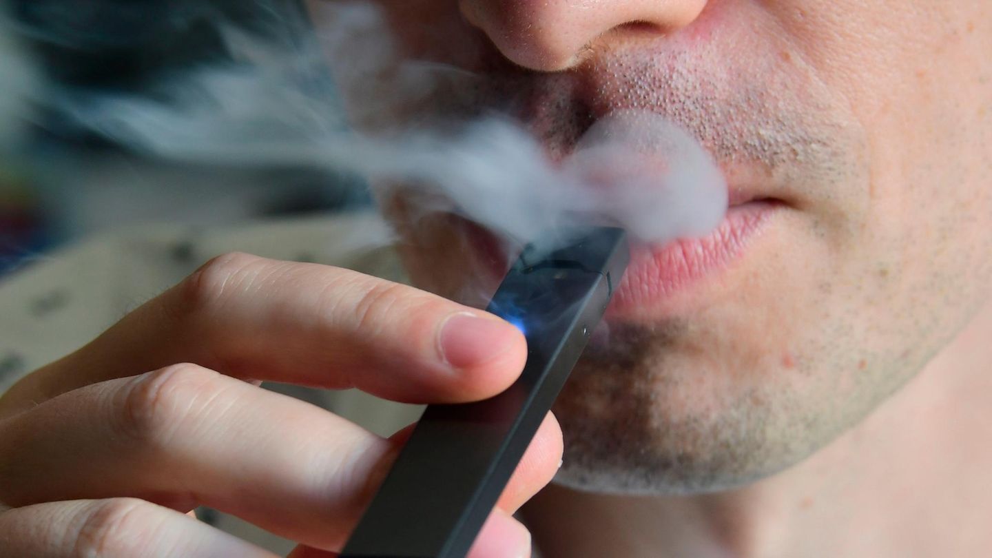 Ein Mann raucht eine E-Zigarette des Herstellers Juul.
