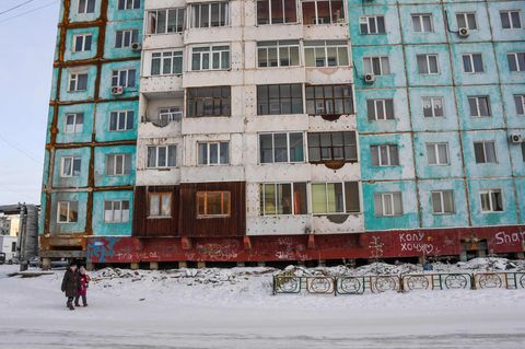 Dieser Plattenbau in Jakutsk hat Risse bekommen - Schuld ist der auftauende Permafrostboden