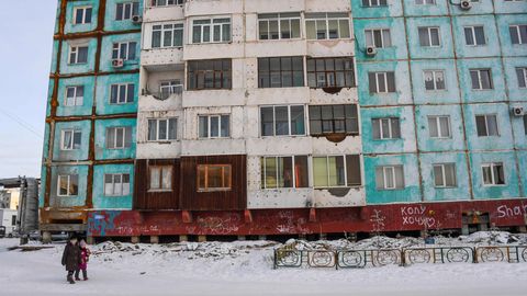 Dieser Plattenbau in Jakutsk hat Risse bekommen - Schuld ist der auftauende Permafrostboden