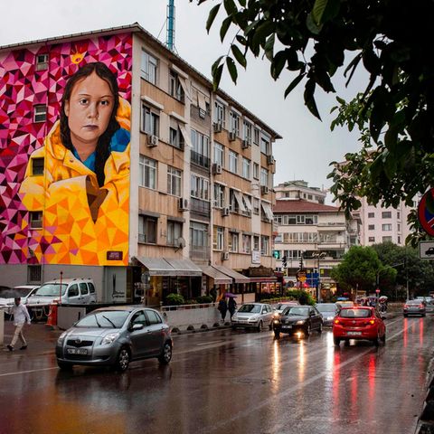 Die schwedische Klimaaktivistin Greta Thunberg, gemalt auf ein Haus im türkischen Istanbul