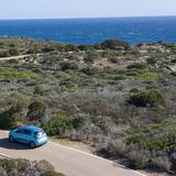 Der Beifahrer-Fußraum ist beengt