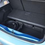 Im Unterboden befindet sich das Ladekabel