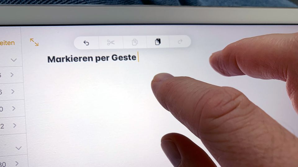 Erscheint heute: Die Drei-Finger-Gesten sind zunächst ungewohnt, fühlen sich aber schnell natürlich an Die Drei-Finger-Gesten sind zunächst ungewohnt, fühlen sich aber schnell natürlich an