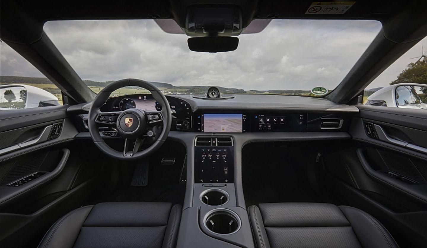 Es muss nicht immer ein Monster-Tablet sein: Das Cockpit passt sich gut ins Interieur sein